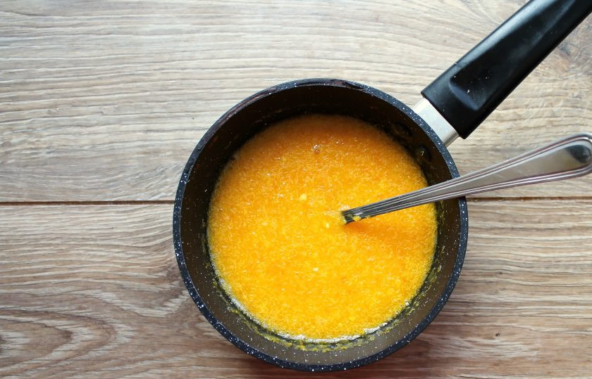 1. Этап. Сметанно-мандариновое желе: Дайте мандариновой массе немного остыть и добавьте набухший желатин. Перемешивайте массу до полного растворения желатина.