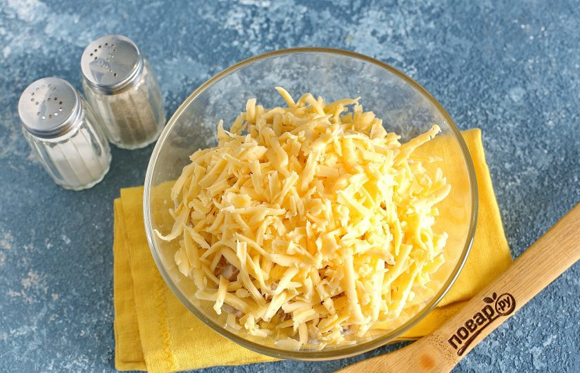 1. Этап. Салат Курица и кукуруза: Добавьте тертый на крупной терке сыр.