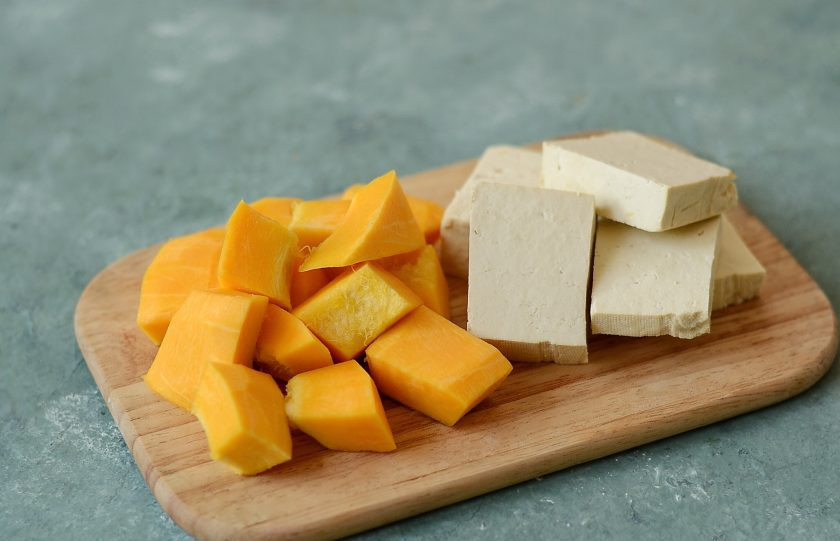 1. Этап. Котлеты из тыквы на пару: Тофу и тыкву нарежьте брусочками.