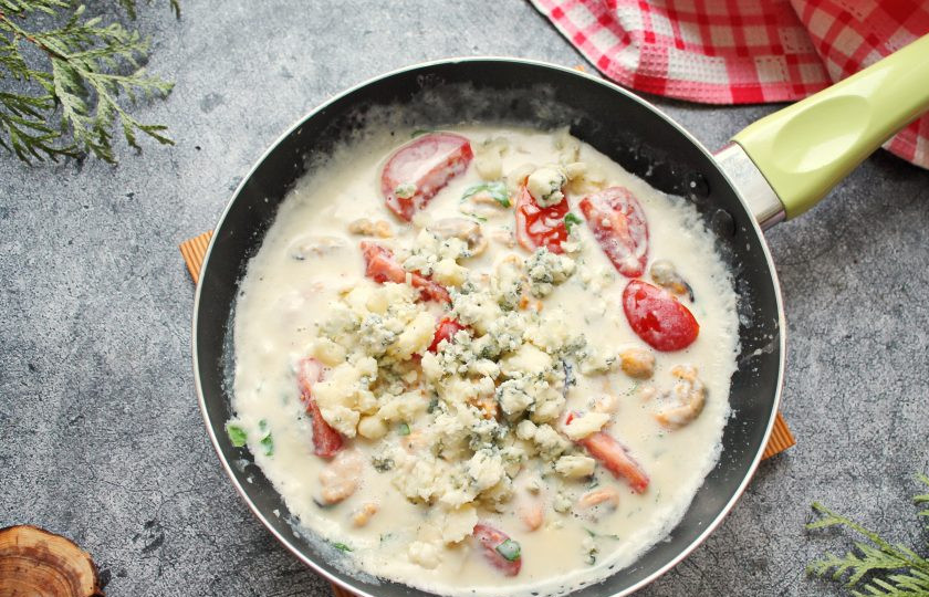 1. Этап. Мидии в соусе Горгонзола: В сковороду раскрошите сыр 