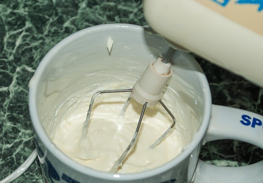 1. Этап. Кофе Тирамису: 1. Взбейте маскарпоне и сливки до однородности.