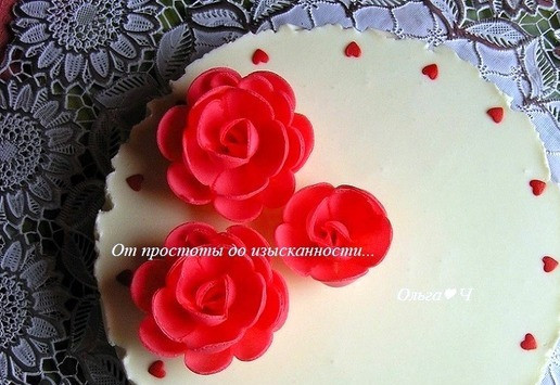 1. Этап. Торт Белый танец: Аккуратно выньте торт из формы, украсьте по желанию. У меня вафельные цветы и кондитерская посыпка.