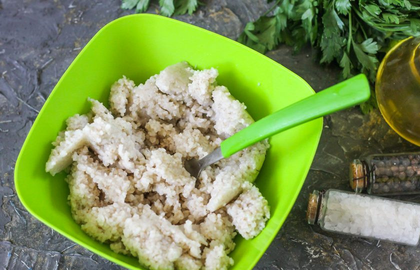 1. Этап. Котлеты из пшеничной каши: Холодную пшеничную кашу тщательно разотрите вилкой в миске или в салатнике, чтобы в ней не было комков.