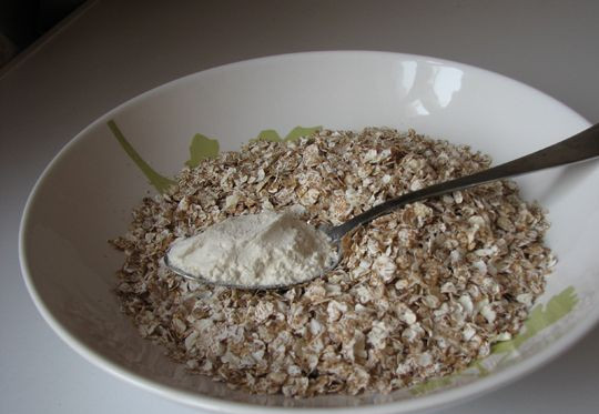 1. Этап. Печенье из овсяных хлопьев: Смешиваем овсяные хлопья и пшеничную муку.