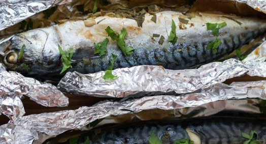 1. Этап. Скумбрия в духовке в фольге: Запекайте скумбрию при 200 градусах в течение 1 часа. Приятного аппетита!