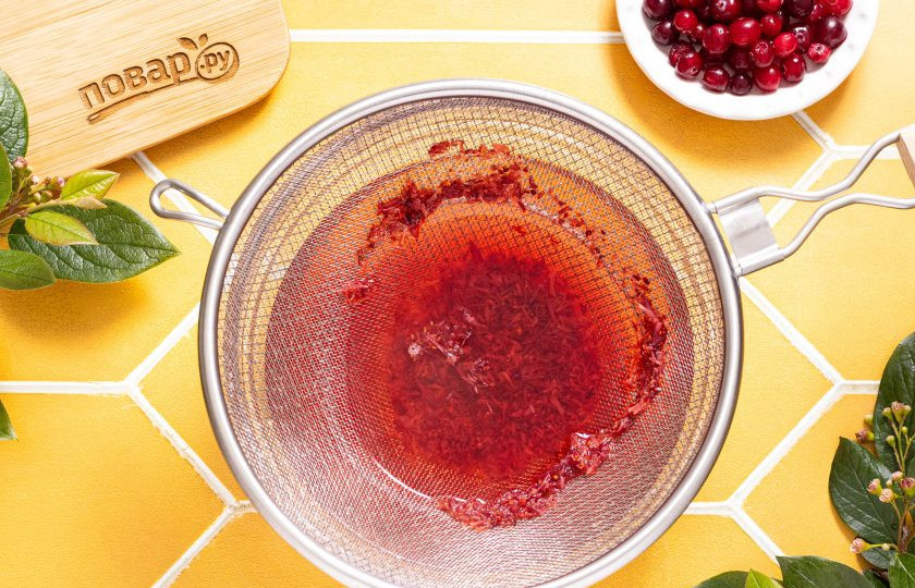 1. Этап. Клюквенный напиток: После процедите напиток.