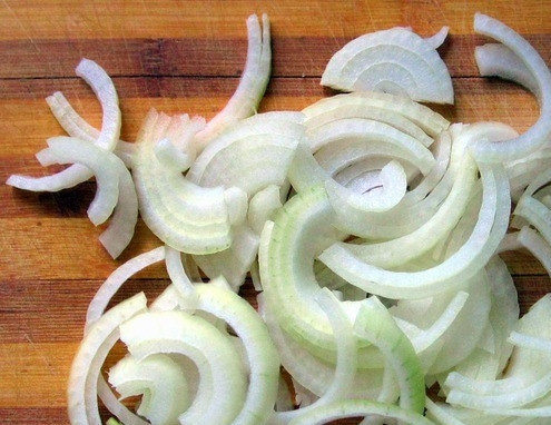 1. Этап. Вкусные горшочки со свининой: Репчатый лук очистите и нарежьте полукольцами. Подойдет и другой вид лука, например, белый салатный или фиолетовый крымский. Он придаст сладковатый вкус.