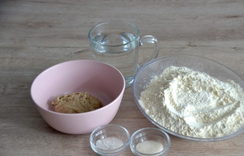 1. Этап. Пшеничный хлеб на ржаной закваске: Подготовьте ингредиенты.