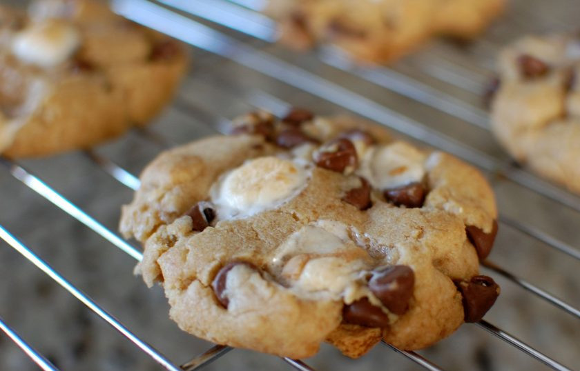 1. Этап. Печенье с шоколадом и зефирками: 8. Готовое печенье переложите на решетку и оставьте для остывания. Приятного аппетита!