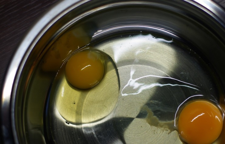 1. Этап. Сосиски в кляре: В удобную посуду разбиваем два яйца. Взбиваем их. Добавляем приправы, соль перец по вкусу. Вливаем стакан молока, кефира или воды.