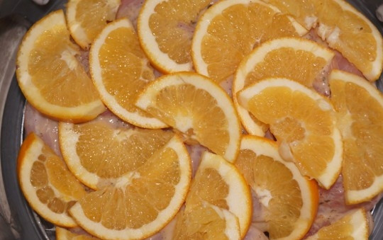 1. Этап. Куриная грудка в аэрогриле: 6. Сверху распределите апельсины.
