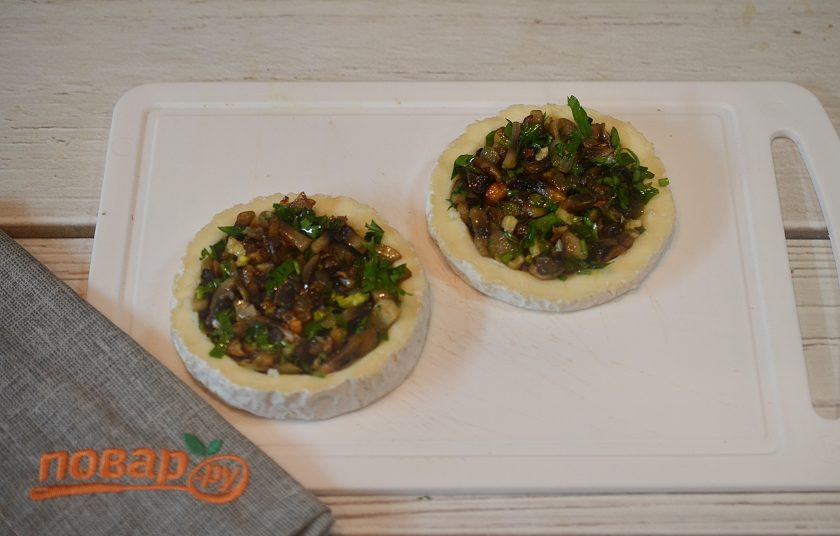 1. Этап. Фаршированный сыр: 6. Выложите в каждую половинку сыра начинку.