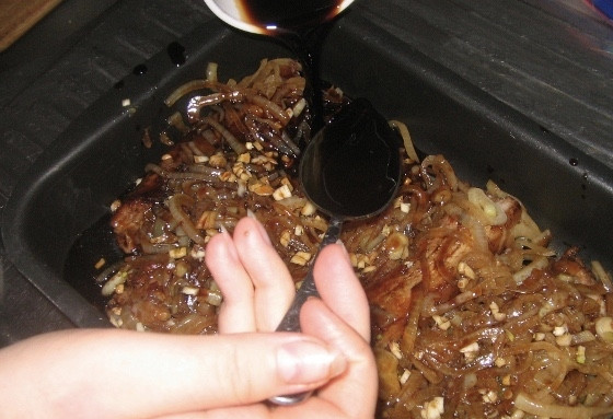 1. Этап. Ребрышки в медово-соевом соусе: Поливаем получившимся соусом наши рёбрышки с луком и чесноком.