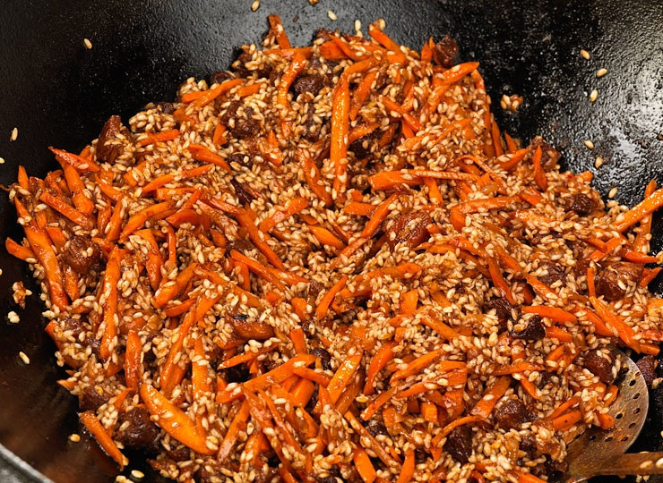 1. Этап. Шавля по-узбекски: 6. Важно подержать все на среднем огне до тех пор, пока рис не станет прозрачным. После можно выложить помидорки.