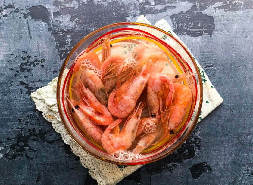 1. Этап. Салат Красное море с креветками и крабовыми палочками: Креветки залейте кипятком на 15 минут.