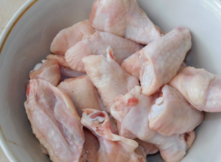 1. Этап. Куриные крылышки к пиву Вкусные: Куриные крылья разрежьте и удалите самую маленькую часть.