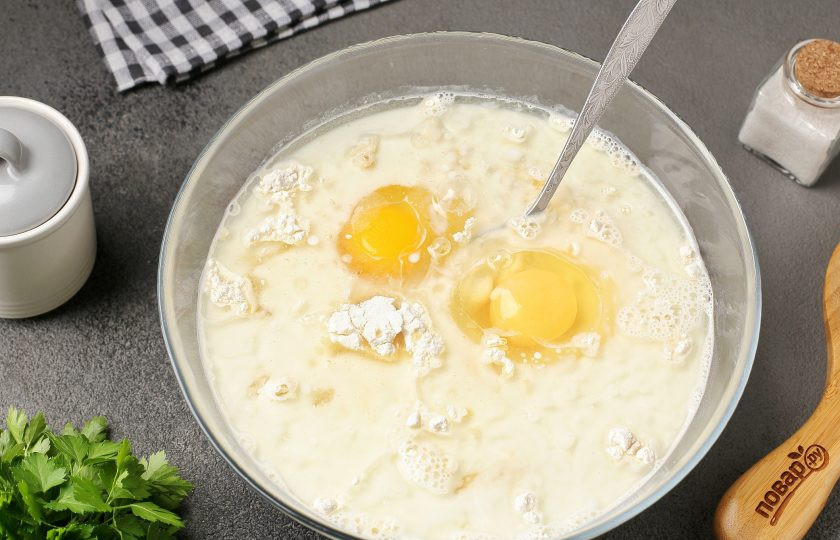 1. Этап. Дрожжевое тесто на подсолнечном масле для печёных пирожков: Добавьте тёплое молоко, яйца и масло.