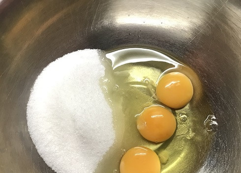 1. Этап. Яблочный кекс с шоколадом: Далее перетираем сахар с яйцами.