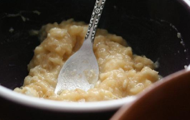 1. Этап. Диетические банановые оладьи: В отдельной емкости разминаем вилкой банан.