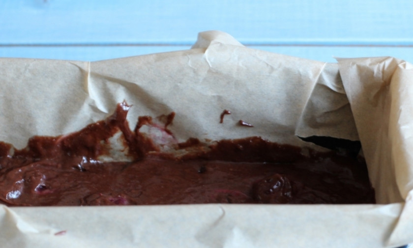 1. Этап. Брауни с вишней: 5. Теперь ответственный шаг - форму выложите пергаментом и выпекайте брауни в разогретой духовке до 180 градусов. В среднем на этот процесс уходит не более получаса.