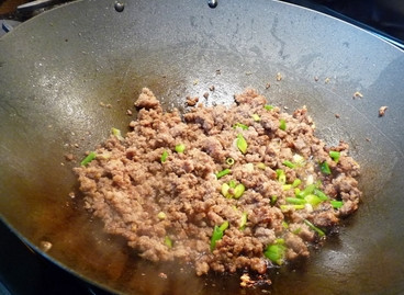 1. Этап. Фасоль с фаршем: 2. Добавьте немного масла, выложите чеснок и имбирь, обжарьте еще пару минут, помешивая. Выложите на сковороду фарш, добавьте соевый соус, бульон, острый перец, соль, зелень. Жарьте, помешивая, до готовности.