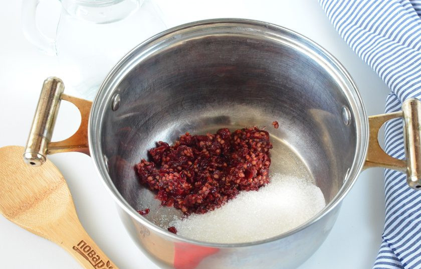 1. Этап. Морс из красной смородины: В кастрюлю выложите смородиновый жмых, сахар.
