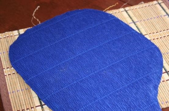 1. Этап. Ежик из конфет: 7. Как сделать ежика из конфет еще более праздничным? Можно посадить его на поляне из гофрированной бумаги.