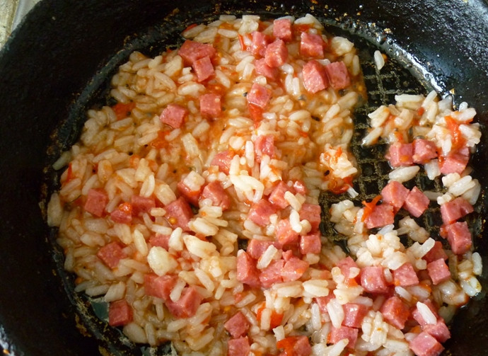 1. Этап. Омлет с рисом: Выкладываем пару ложек кетчупа, перемешиваем.