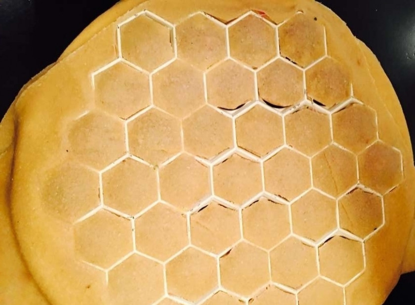 1. Этап. Пельмени по Дюкану: 5. Накройте пельменницу вторым пластом теста, раскатайте скалкой так, чтобы края пельменей скрепились. Таким образом вы получите около 60-80 пельмешек.