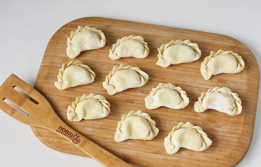 1. Этап. Вареники с сюрпризом: Защипните края любым удобным способом, стараясь обратить внимание на то, чтобы сюрприз оказался внутри начинки и не был обнаружен заранее. Остальные вареники приготовьте с обычной начинкой. Готовые вареники можно заморозить или сразу отварить в кипящей подсоленной воде.