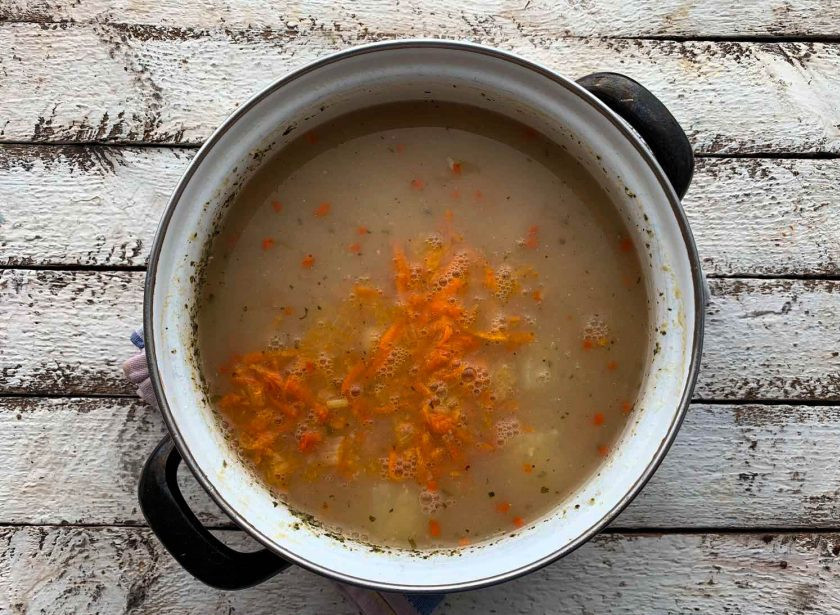 1. Этап. Гороховый суп из брикета: Добавьте нарезанную курицу, морковь с луком, перемешайте и варите еще 10 минут.