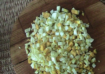 1. Этап. Салат с морской капустой и кукурузой: Вареные яйца нарезаем кубиками.