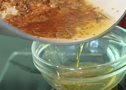 1. Этап. Кролик в горчичном соусе с коньяком: Когда кролик обжарится, переложите его в отдельную посуду, а масло после жарки слейте в глубокую миску.