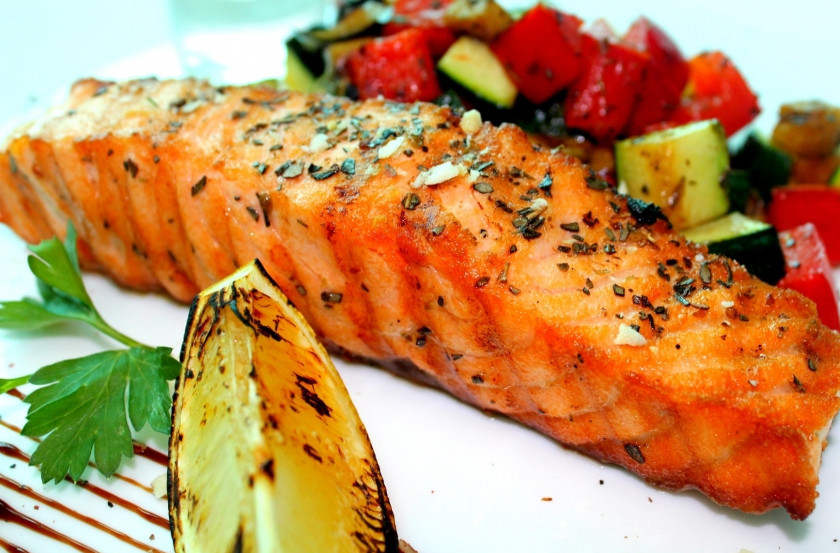 1. Этап. Семга, тушенная с овощами: И вот, наше блюдо готово. Выкладываем на тарелку нашу семгу с овощами и подливкой, посыпаем зеленью. Можно подать свежие овощи, картофель или рис. Приятного аппетита!