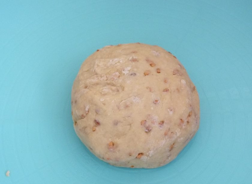 1. Этап. Печенье Сникердудль: Замесите мягкое тесто.