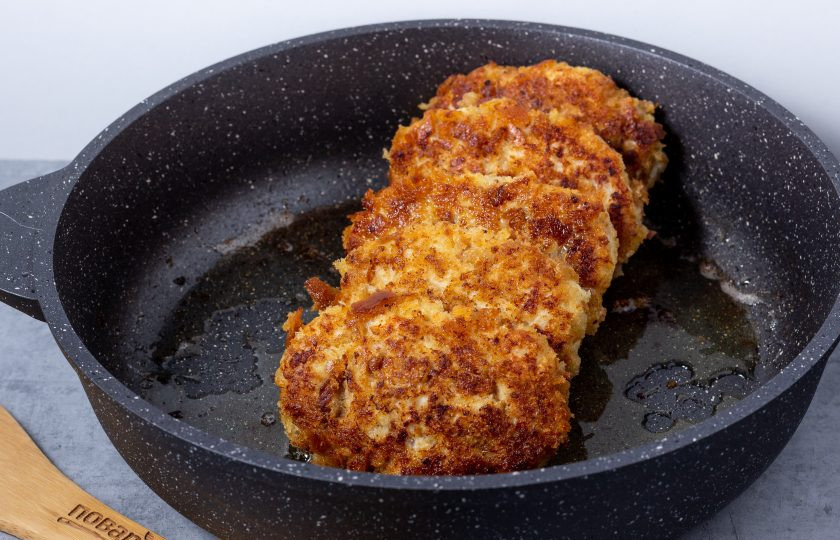 1. Этап. Куриная котлета по ГОСТу: Затем поставьте на бок и потомите под крышкой 5-7 минут.