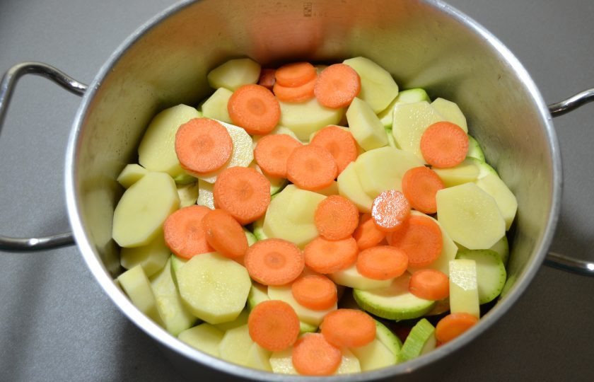 1. Этап. Думляма: Выложите нарезанную кружочками морковь.