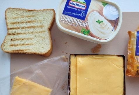 1. Этап. Сэндвич с фасолевой намазкой: Накрываем вторым слоем хлеба и распределяем поверх ломтики сыра.