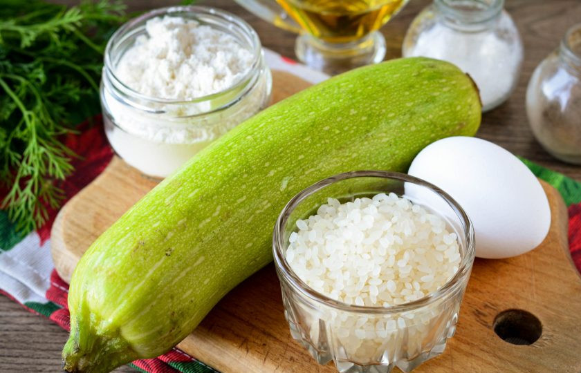 1. Этап. Котлеты из кабачков с рисом: Подготовьте ингредиенты для приготовления котлет из кабачков с рисом.