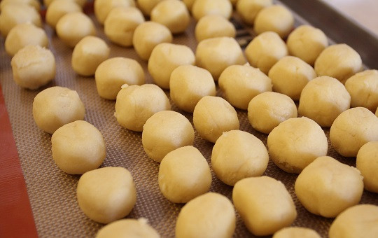 1. Этап. Печенье на желтках: 4. Отделяя небольшие кусочки от общей массы, скатайте шарики. Выложите их на противень или в большую форму, застеленную пергаментом. В таком же виде вы можете и заморозить тесто на будущее.