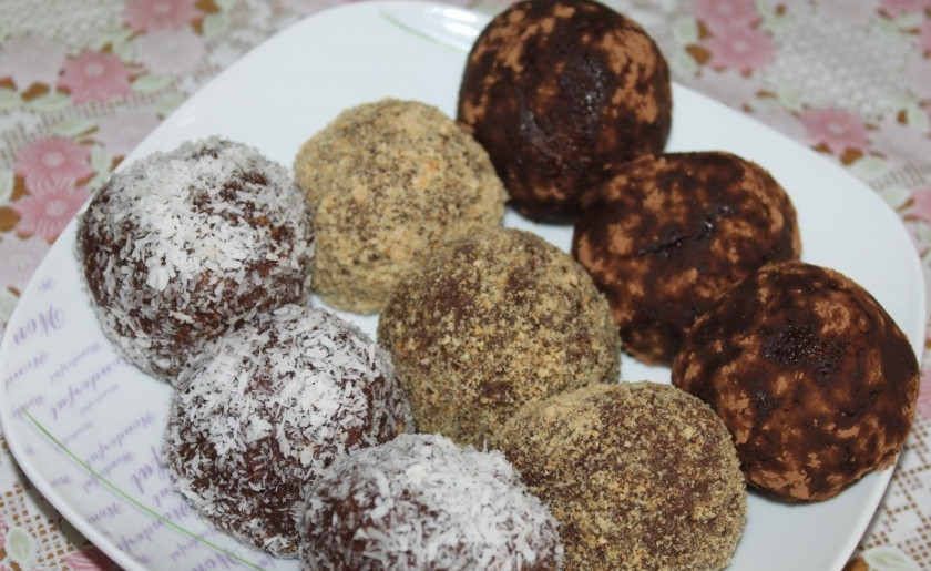 1. Этап. Пирожное Картошка со сгущенкой: 6. Затем скатайте шарики руками. Из этого количества ингредиентов получается 11 крупных пирожных. Затем каждое пирожное обсыпьте кокосовой стружкой или крошкой из печенья; какао. Поставьте в холодильник на 4 часа. Все готово. Можно пробовать.