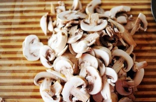 1. Этап. Конвертики с грибами: Шампиньоны нарезать (не очень мелко).