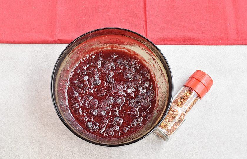 1. Этап. Клюквенный соус к мясу: Добавьте по вкусу перца чили. Перемешайте и остудите соус.