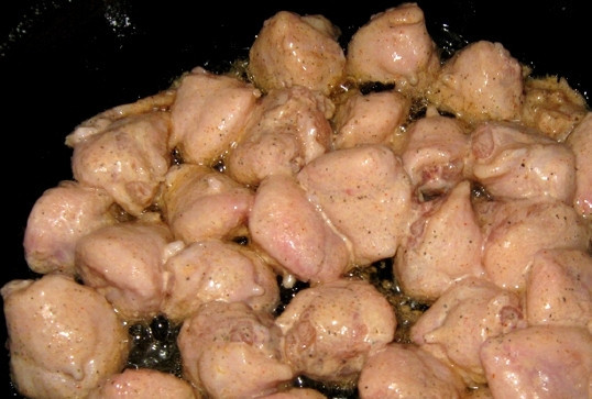 1. Этап. Куриные гузки: Жарьте курицу в масле до румяного цвета со всех сторон.