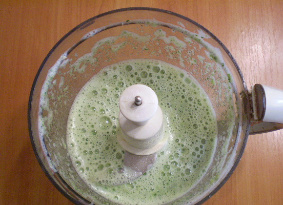 1. Этап. Зеленый коктейль с огурцом: Измельчаем напиток до максимально однородного состояния. Готово!