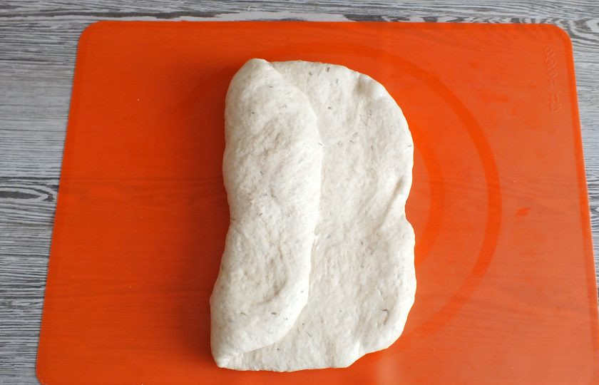 1. Этап. Хлеб Гурман: Переложите тесто на рабочую поверхность. Растяните или раскатайте в пласт. Сложите тесто 