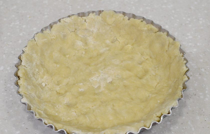 1. Этап. Песочный пирог Лимонник: Большую часть теста распределите по форме, формируя бортики.