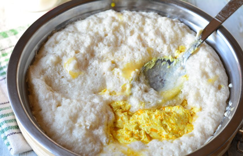 1. Этап. Пышный кулич: Добавьте к опаре масляную и яичную массу.