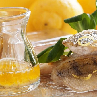 Филе белой рыбы в лимонно-масляном соусе