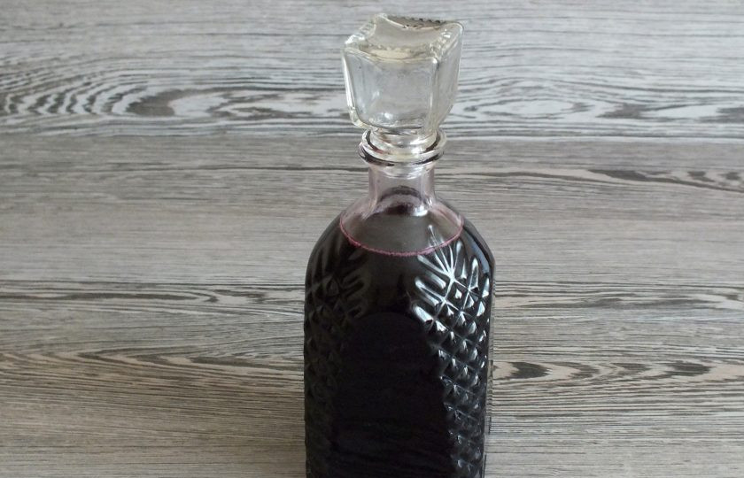 1. Этап. Ликёр из черноплодной рябины: Перелейте в бутыль или графин. Перед подачей охладите до температуры 12-15 градусов.